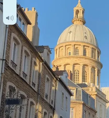 Aux Pieds De La Cathedrale *