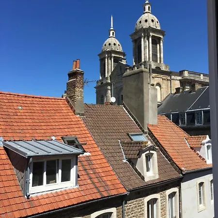 Aux Pieds De La Cathedrale *