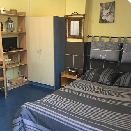 Aux Pieds De La Cathedrale * ブローニュ・シュル・メール